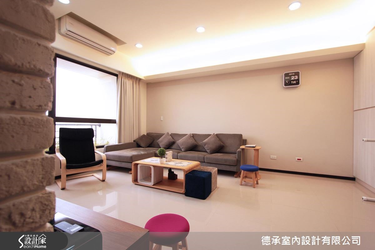 20 坪的有限空間內，設計師首先改善主臥太小問題，拆